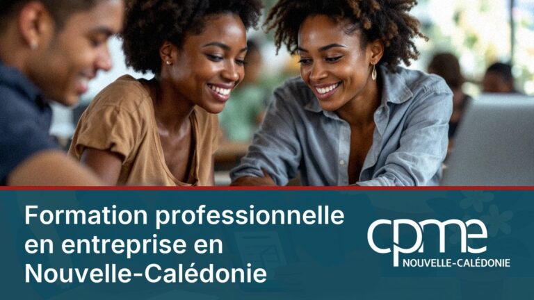 Séance de formation interne en entreprise dans un bureau de Nouméa, une formatrice anime devant des salariés