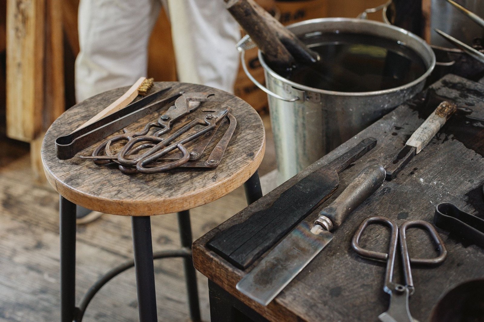 Artisan à Nouméa au travail dans son atelier du Grand Nouméa