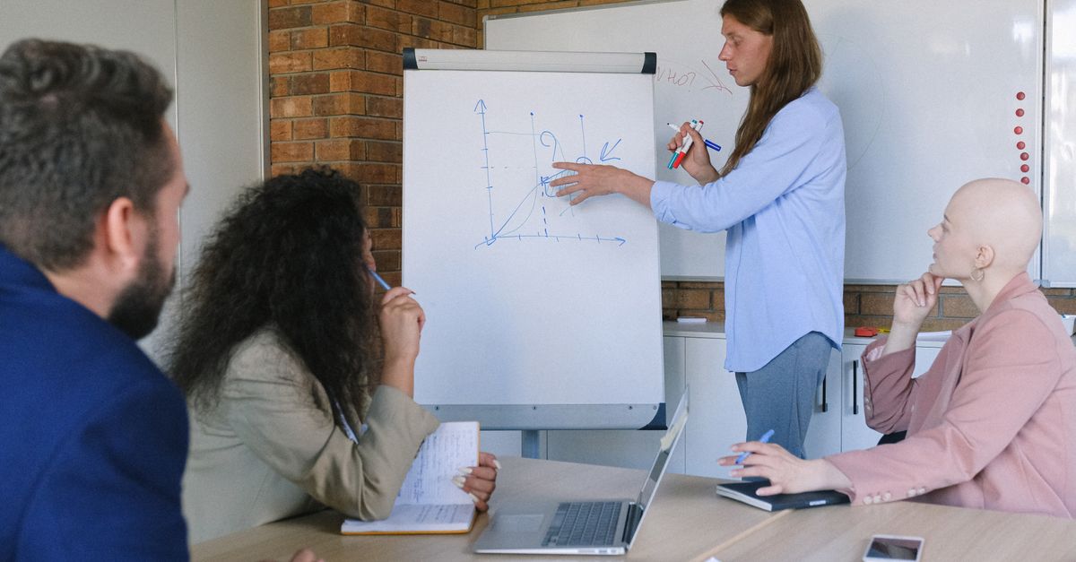 Dirigeant d'une PME calédonienne échangeant avec son équipe dans un atelier à Nouméa